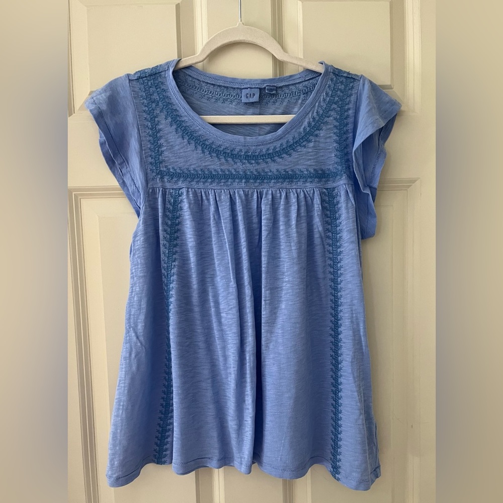 Gap loose fitting/slight swing fit w/ stitching accent & small flutter sleeves S